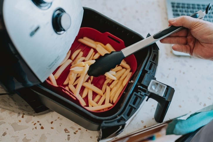 Food manufacturers have received support to capitalise on the air fryer cooking trend. Image: Getty, andreswd